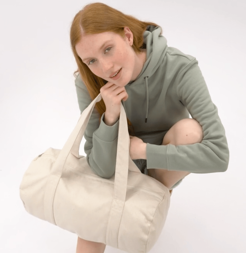 femme portant notre sac polochon escapade