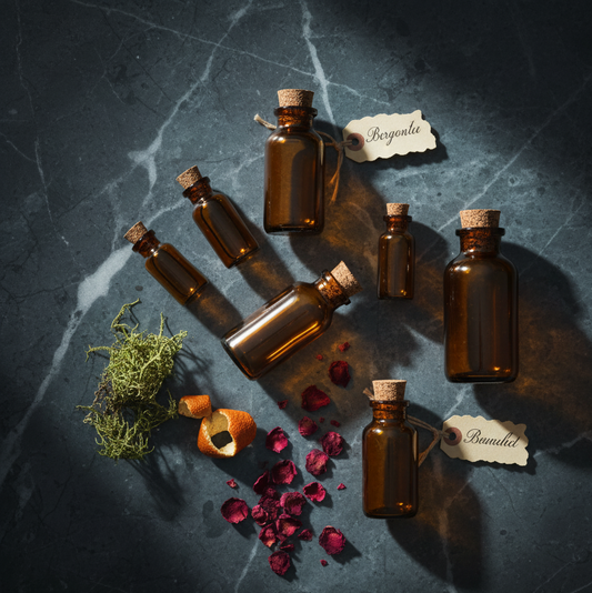 des flacons d'huiles essentielles sont posés délicatement sur un plan en marbre, célébrant les noces de chypre (6 ans de mariage)