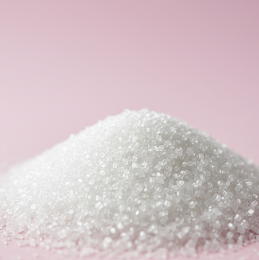 une belle pile de sucre blanc symbolisant les noces de sucre pour quelques anniversaires de mariage en europe