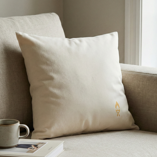coussin en coton lavé fairtrade posé sur un canapé en lin dans une ambiance douce représentant les noces de cire