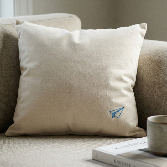 coussin en coton lavé fairtrade posé sur un canapé en lin dans une ambiance douce représentant les noces de papier