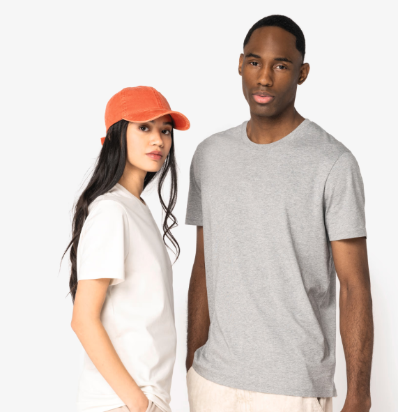 un homme et une femme sont côte à côte et chacun porte le même modèle de notre t-shirt, appuyant le caractère unisexe des maillots.