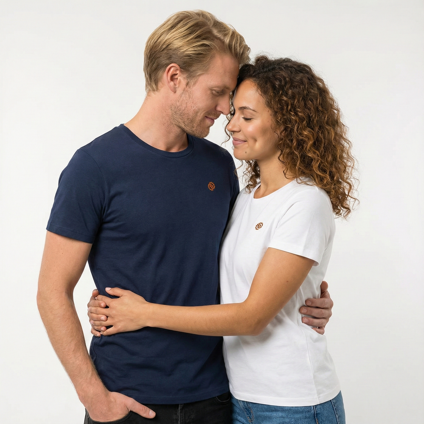 un homme et une femme portent un tshirt unisexe floqué avec un logo représentant les noces de bronze