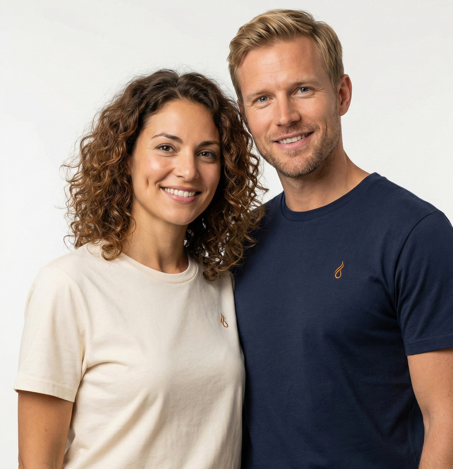 un homme et une femme portent un tshirt unisexe floqué avec un logo représentant les noces de chypre