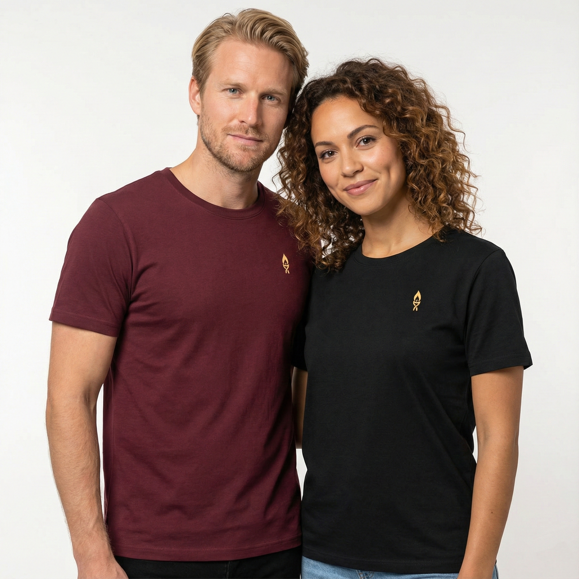 un homme et une femme portent un tshirt unisexe floqué avec un logo représentant les noces de cire