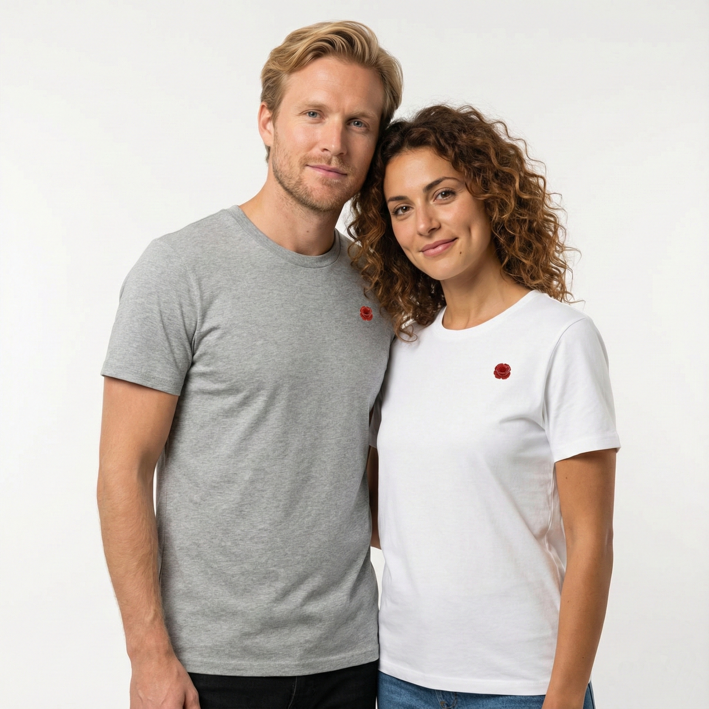 un homme et une femme portent un tshirt unisexe floqué avec un logo représentant les noces de coquelicot