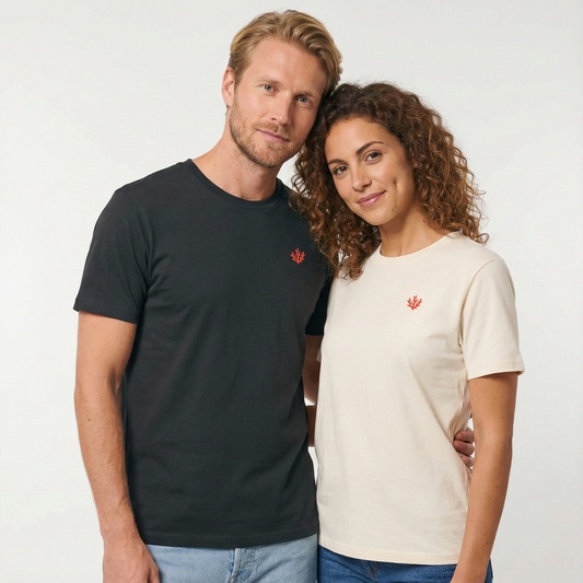 un homme et une femme portent un tshirt unisexe floqué avec un logo représentant les noces de corail