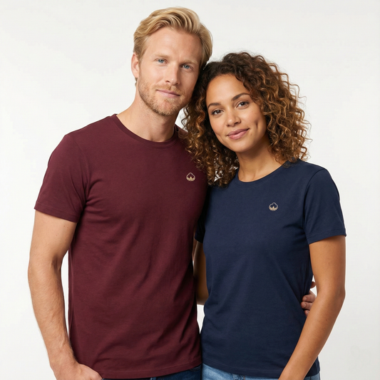 un homme et une femme portent un tshirt unisexe floqué avec un logo représentant les noces de coton