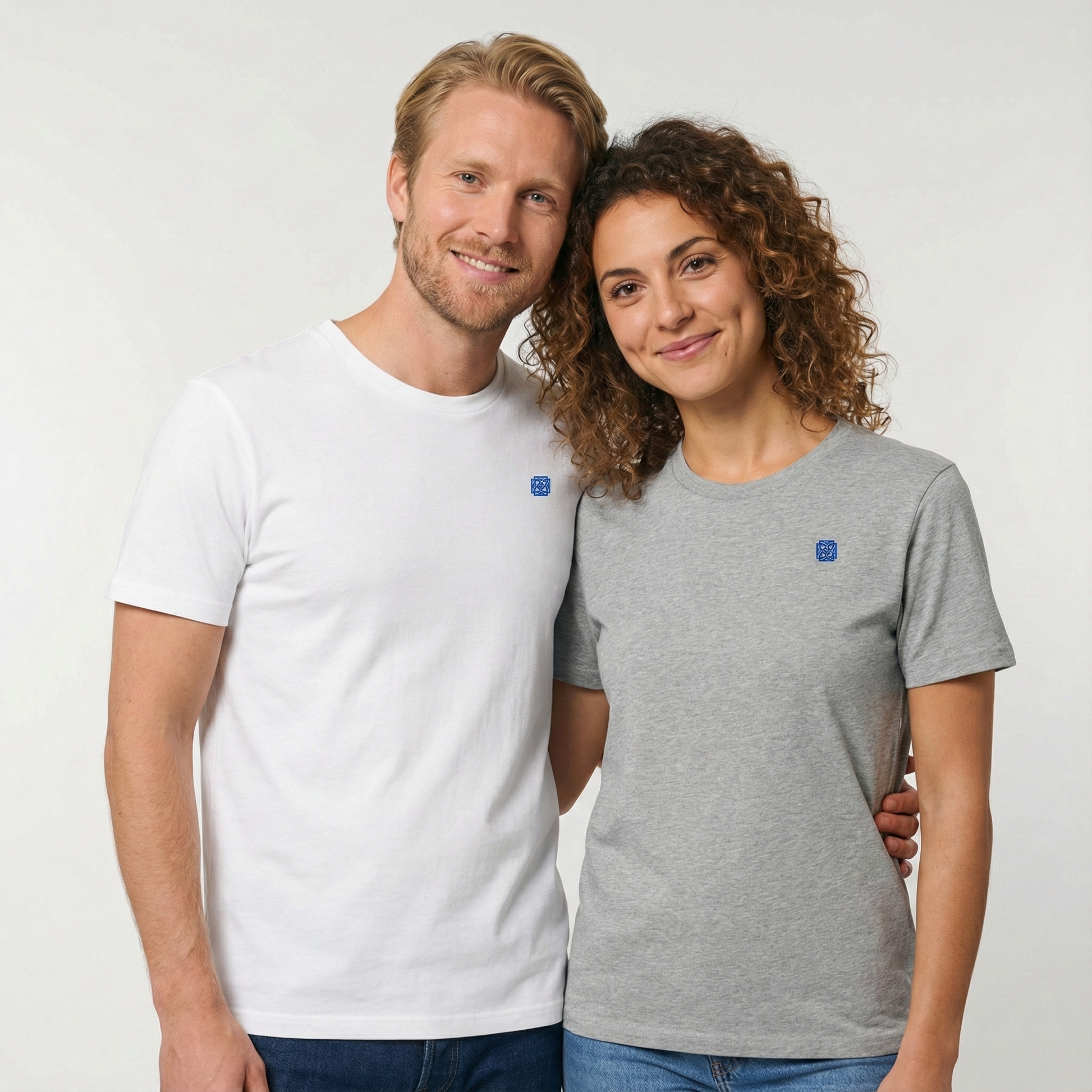 un homme et une femme portent un tshirt unisexe floqué avec un logo représentant les noces de cristal