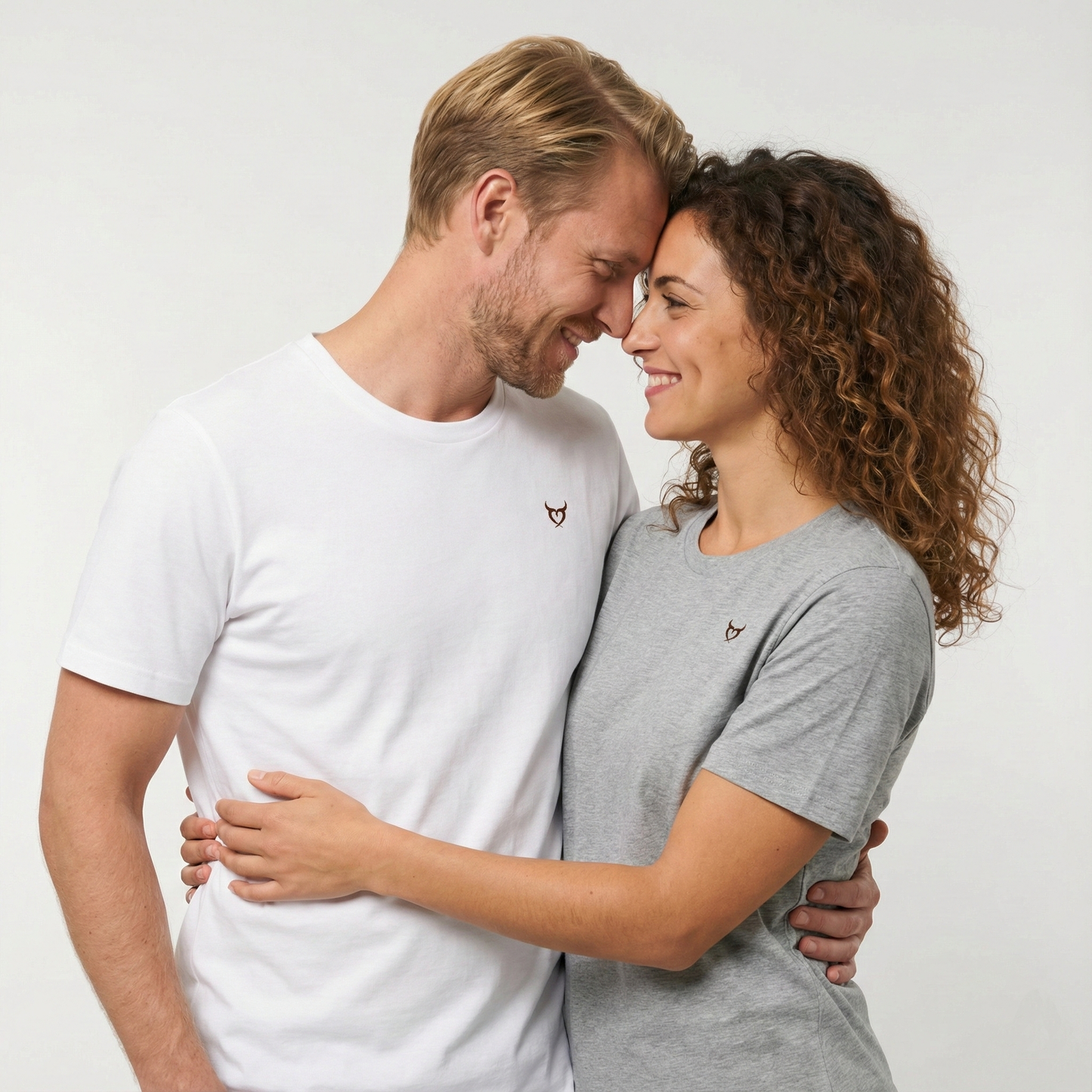 un homme et une femme portent un tshirt unisexe floqué avec un logo représentant les noces de cUIR