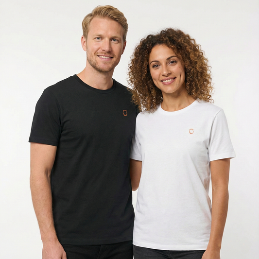 un homme et une femme portent un tshirt unisexe floqué avec un logo représentant les noces de cuivre 