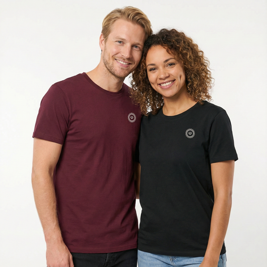 un homme et une femme portent un tshirt unisexe floqué avec un logo représentant les noces de dentelle