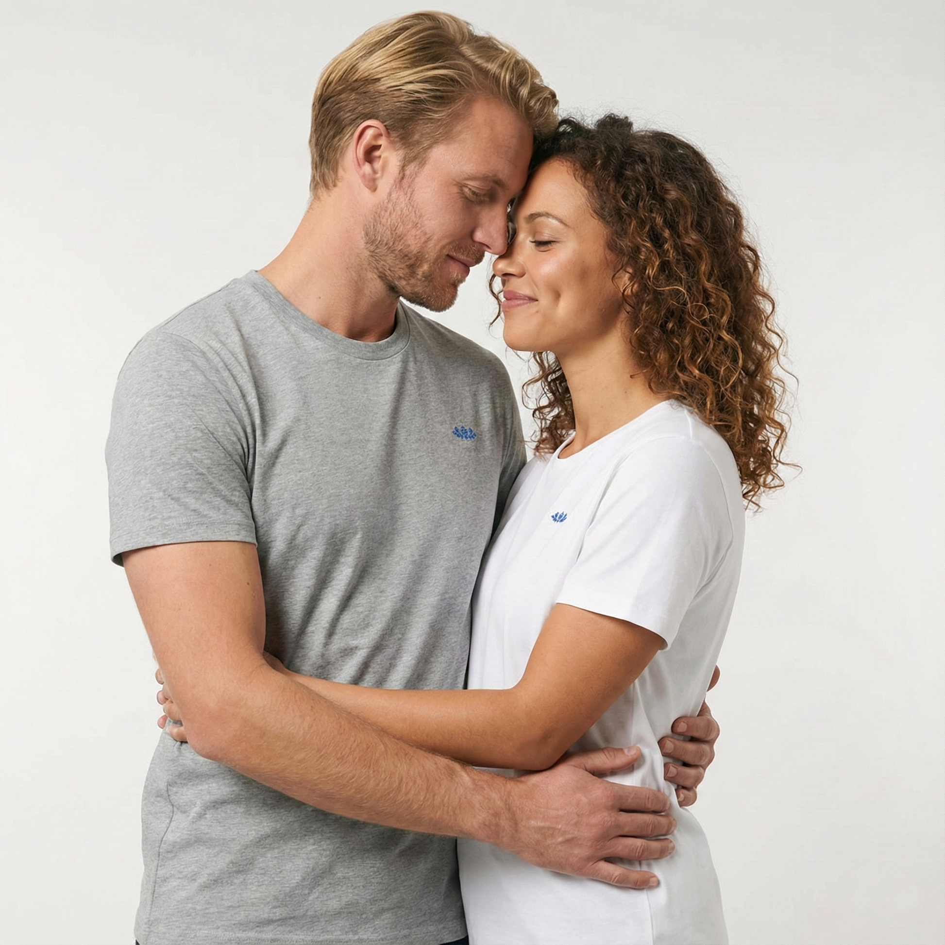 un homme et une femme portent un tshirt unisexe floqué avec un logo représentant les noces de faience