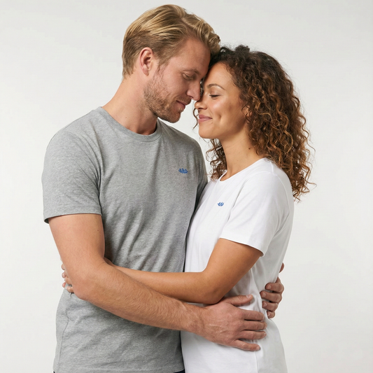 un homme et une femme portent un tshirt unisexe floqué avec un logo représentant les noces de faience