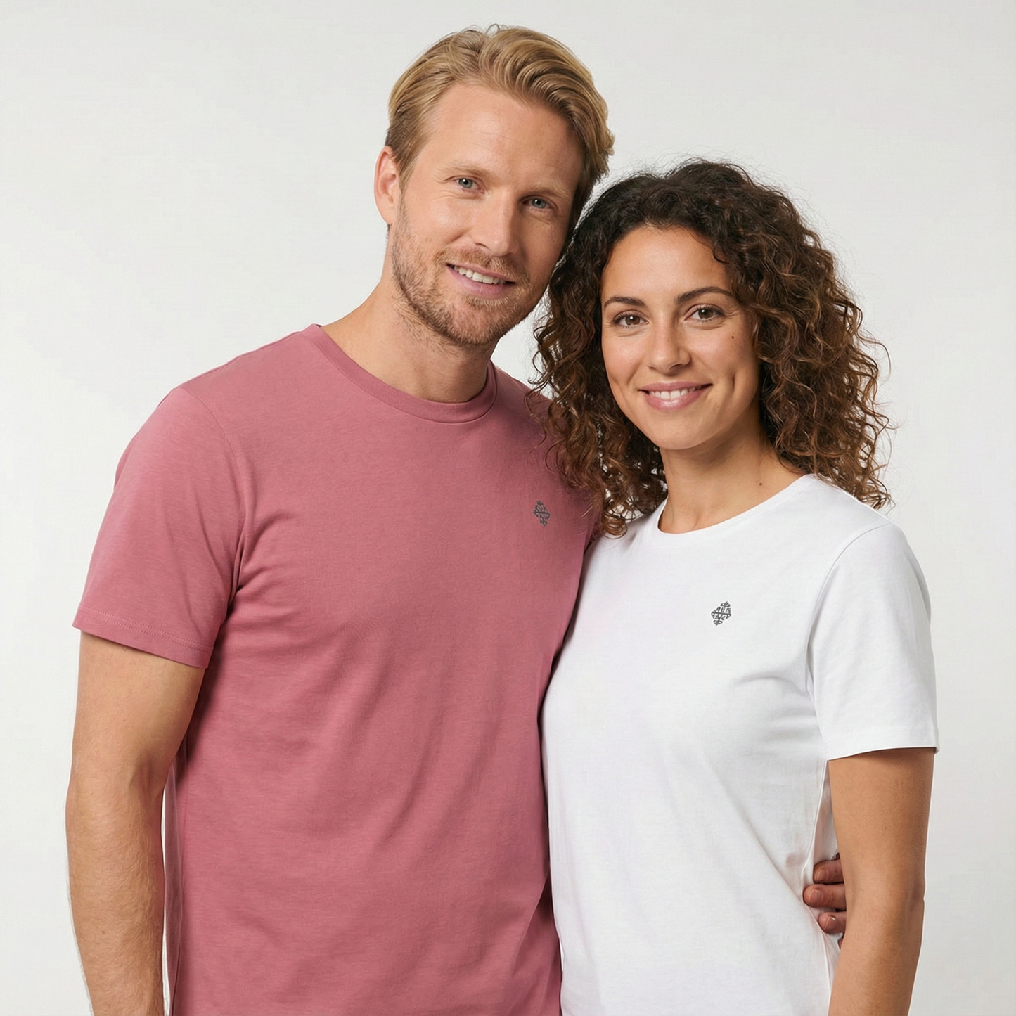 un homme et une femme portent un tshirt unisexe floqué avec un logo représentant les noces de fer