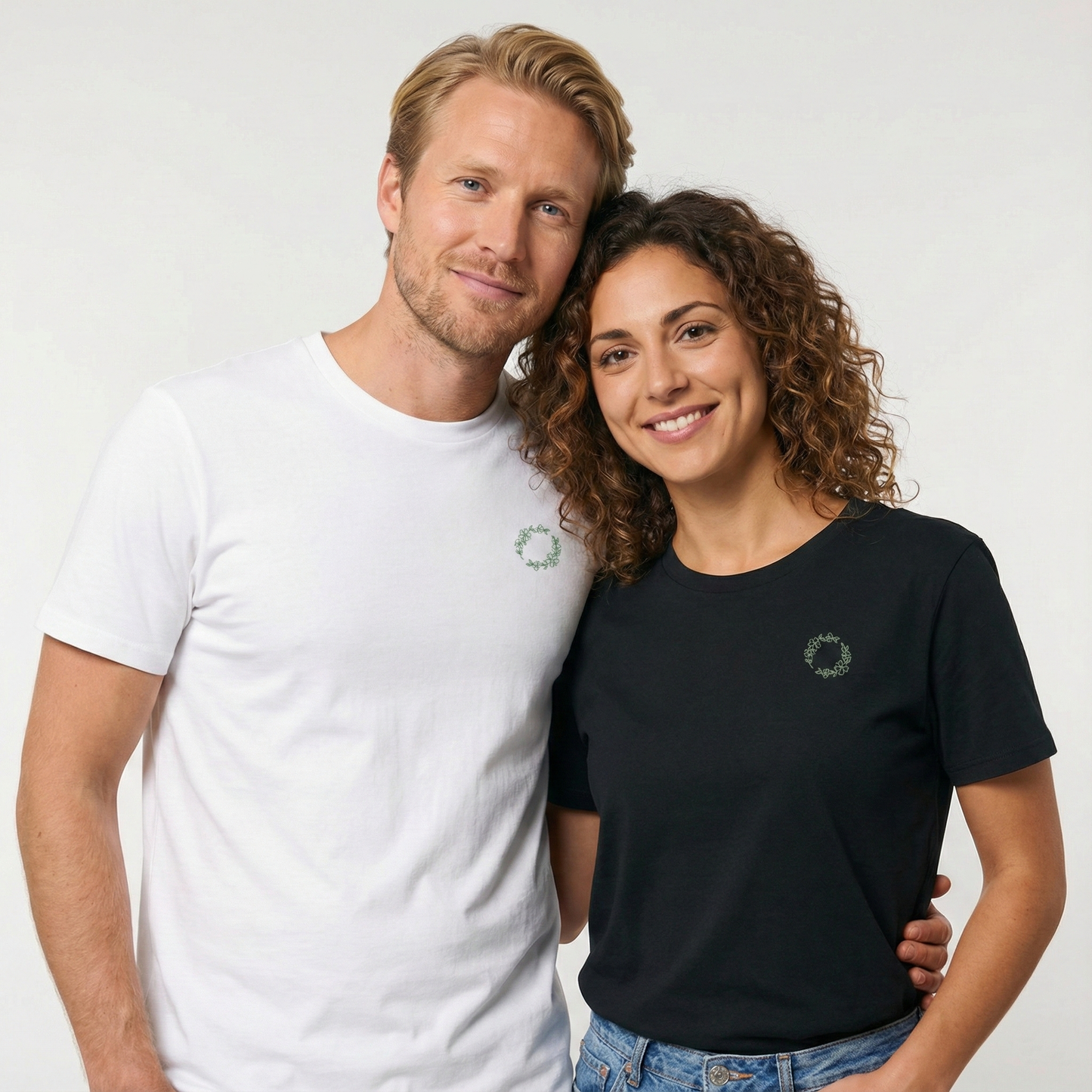 un homme et une femme portent un tshirt unisexe floqué avec un logo représentant les noces de fleur