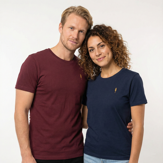 un homme et une femme portent un tshirt unisexe floqué avec un logo représentant les noces de froment