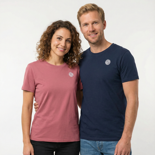 un homme et une femme portent un tshirt unisexe floqué avec un logo représentant les noces de laine