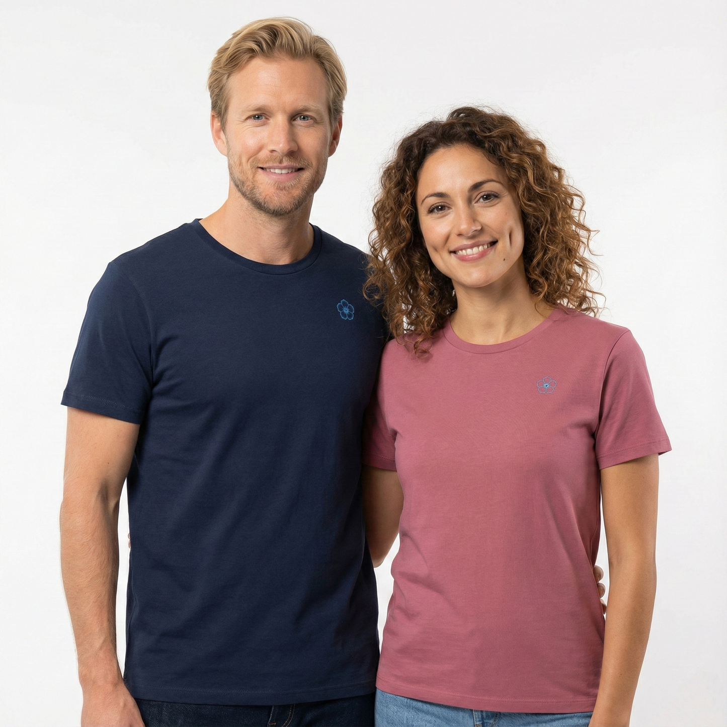 un homme et une femme portent un tshirt unisexe floqué avec un logo représentant les noces de lin