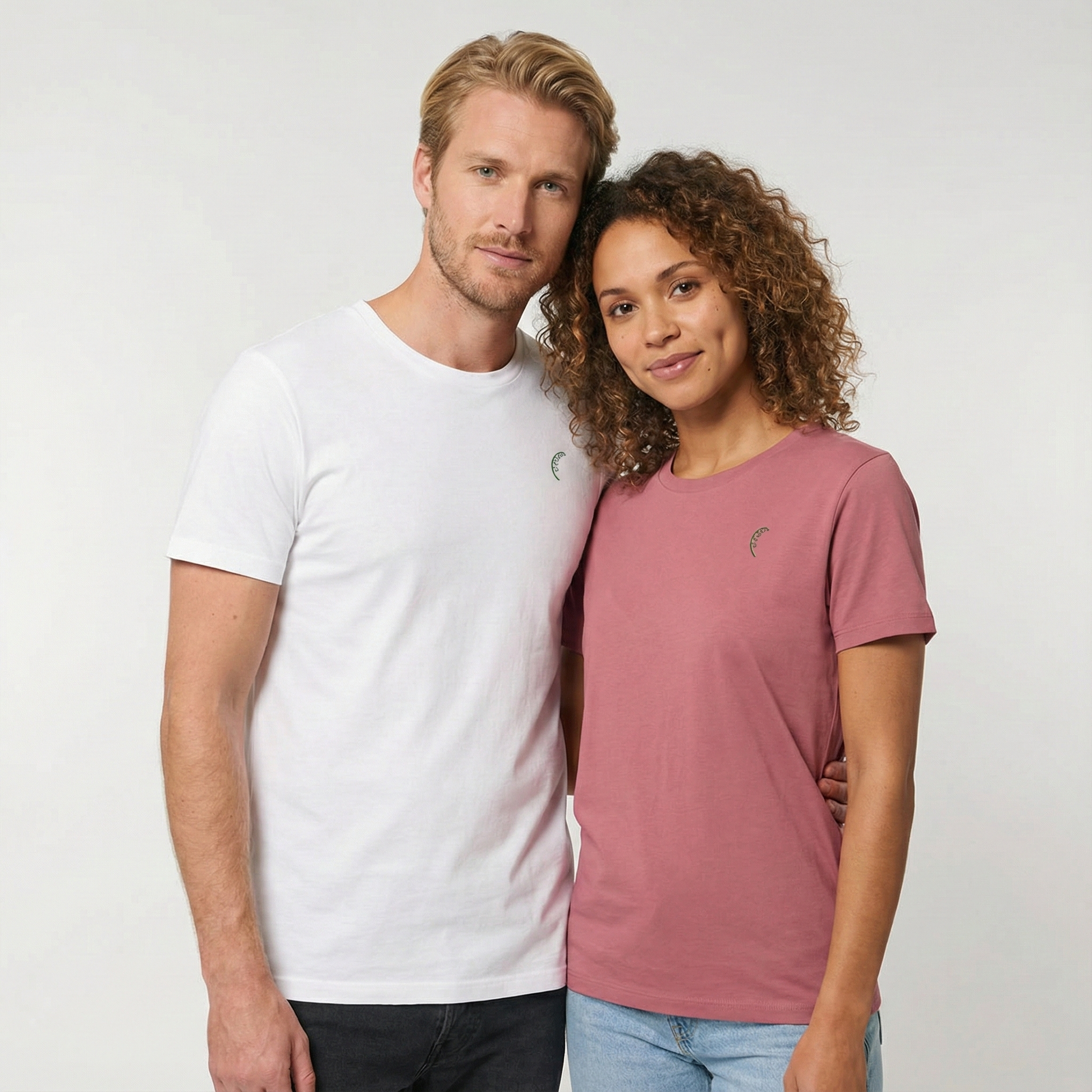 un homme et une femme portent un tshirt unisexe floqué avec un logo représentant les noces de muguet