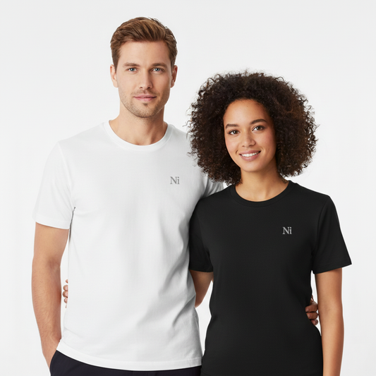 un homme et une femme portent un tshirt unisexe floqué avec un logo représentant les noces de nickel