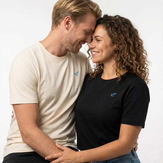 un homme et une femme portent un tshirt unisexe floqué avec un logo représentant les noces de papier