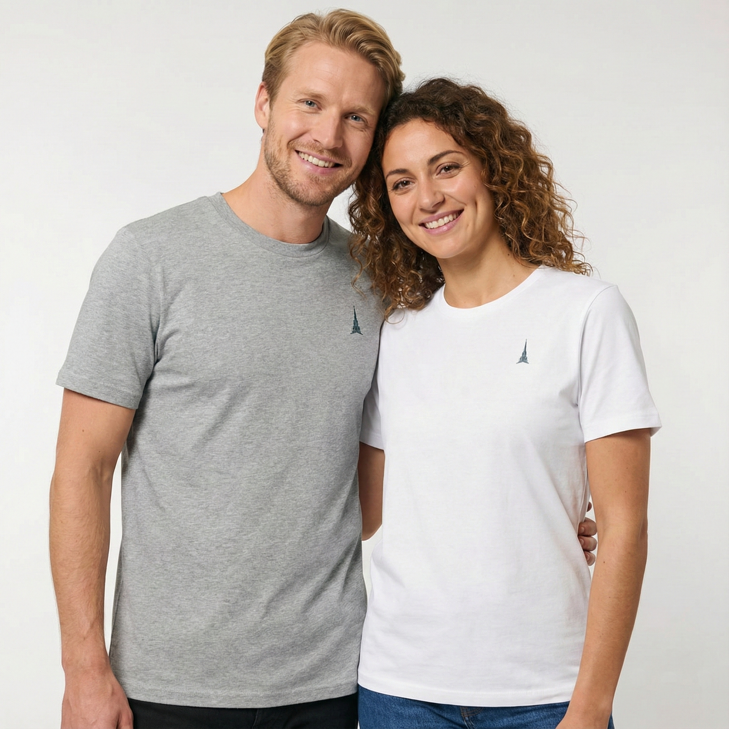 un homme et une femme portent un tshirt unisexe floqué avec un logo représentant les noces de plomb