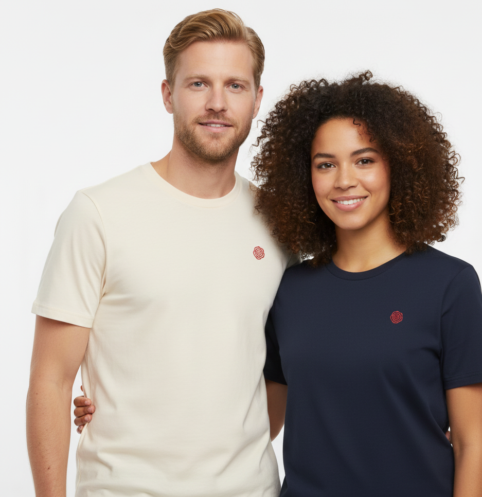 un homme et une femme portent un tshirt unisexe floqué avec un logo représentant les noces de rose