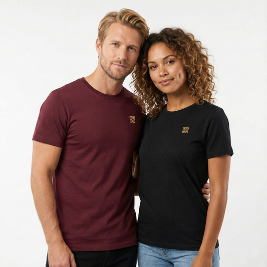 un homme et une femme portent un tshirt unisexe floqué avec un logo représentant les noces de soie