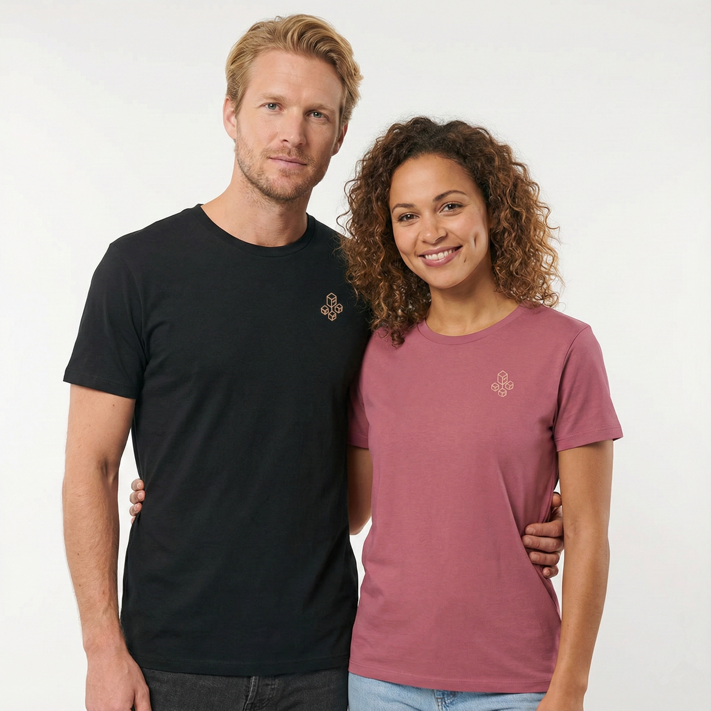 un homme et une femme portent un tshirt unisexe floqué avec un logo représentant les noces de sucre