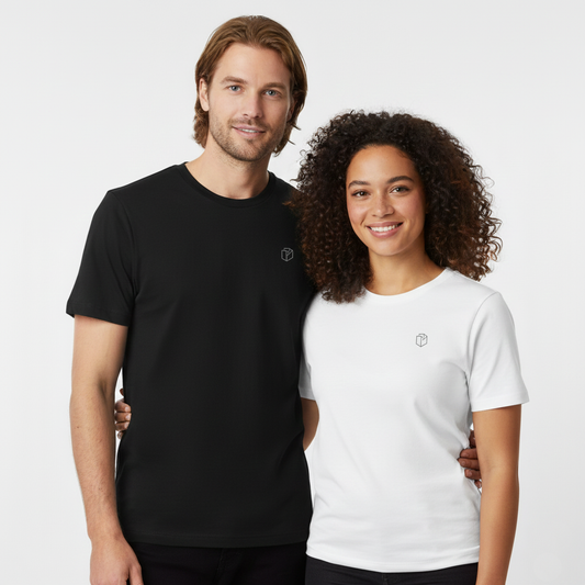 un homme et une femme portent un tshirt unisexe floqué avec un logo représentant les noces de tole