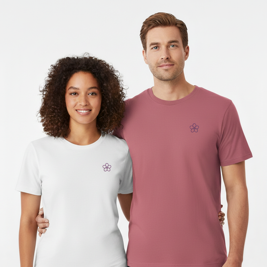 un homme et une femme portent un tshirt unisexe floqué avec un logo représentant les noces de violette