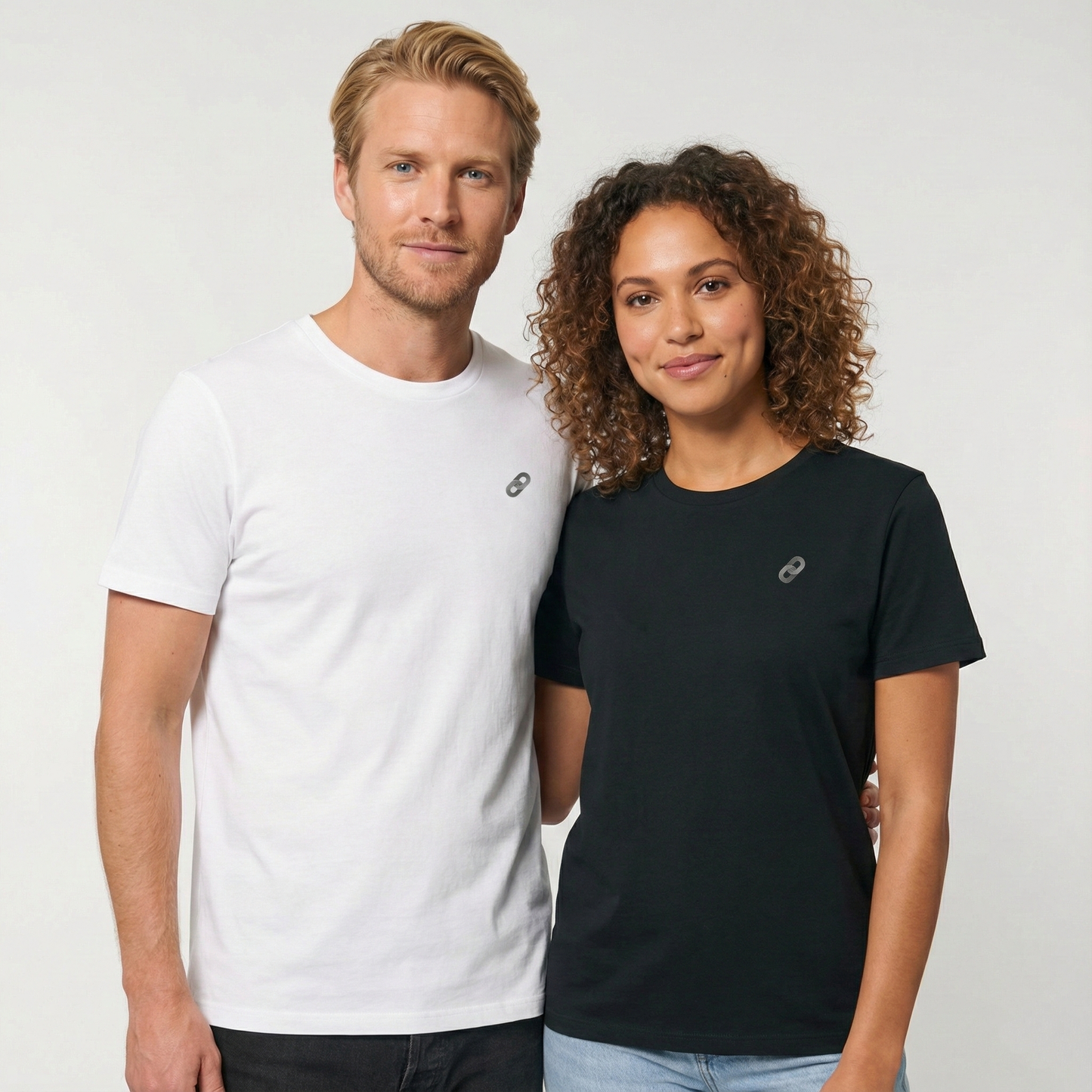 un homme et une femme portent un tshirt unisexe floqué avec un logo représentant les noces d'acier