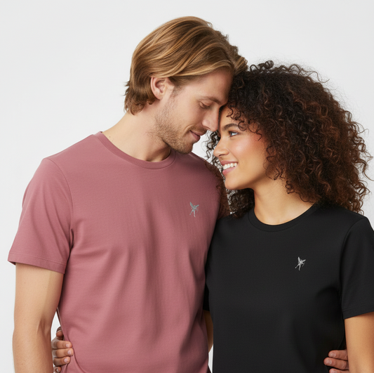 un homme et une femme portent un tshirt unisexe floqué avec un logo représentant les noces d'aluminium