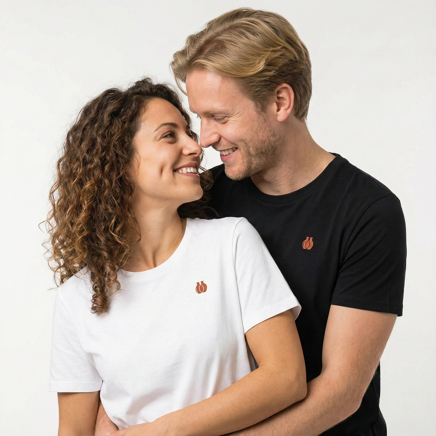 un homme et une femme portent un tshirt unisexe floqué avec un logo représentant les noces d'argile