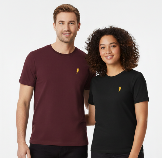 un homme et une femme portent un tshirt unisexe floqué avec un logo représentant les noces d'électricité