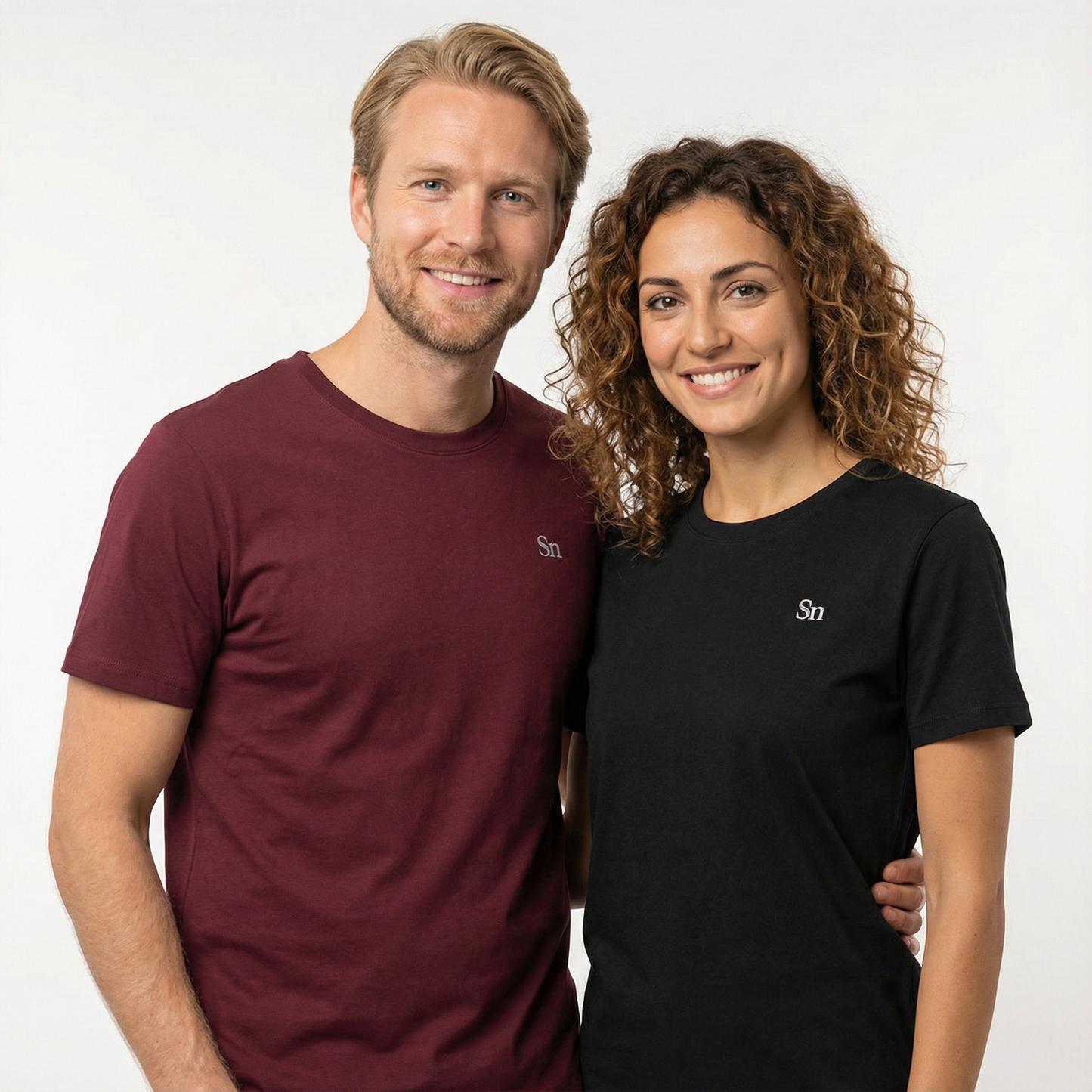 un homme et une femme portent un tshirt unisexe floqué avec un logo représentant les noces d'étain