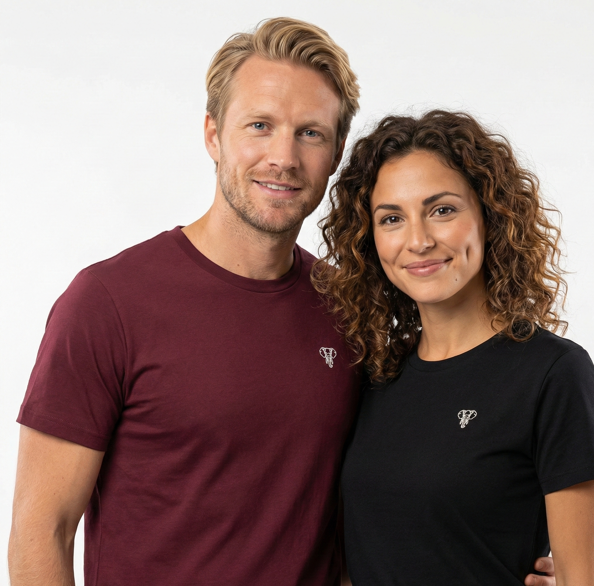 un homme et une femme portent un tshirt unisexe floqué avec un logo représentant les noces d'ivoire