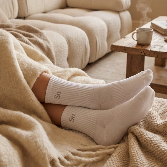 chaussettes en coton biologique dans un canapé douillet pour célébrer les noces d'étain