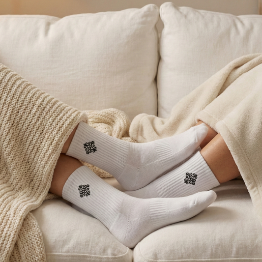 chaussettes en coton biologique dans un canapé douillet pour célébrer les noces de fer