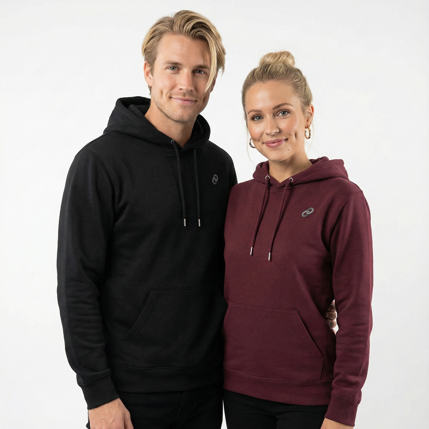 un homme et une femme portent un hoodie unisexe floqué avec un logo représentant les noces d'acier