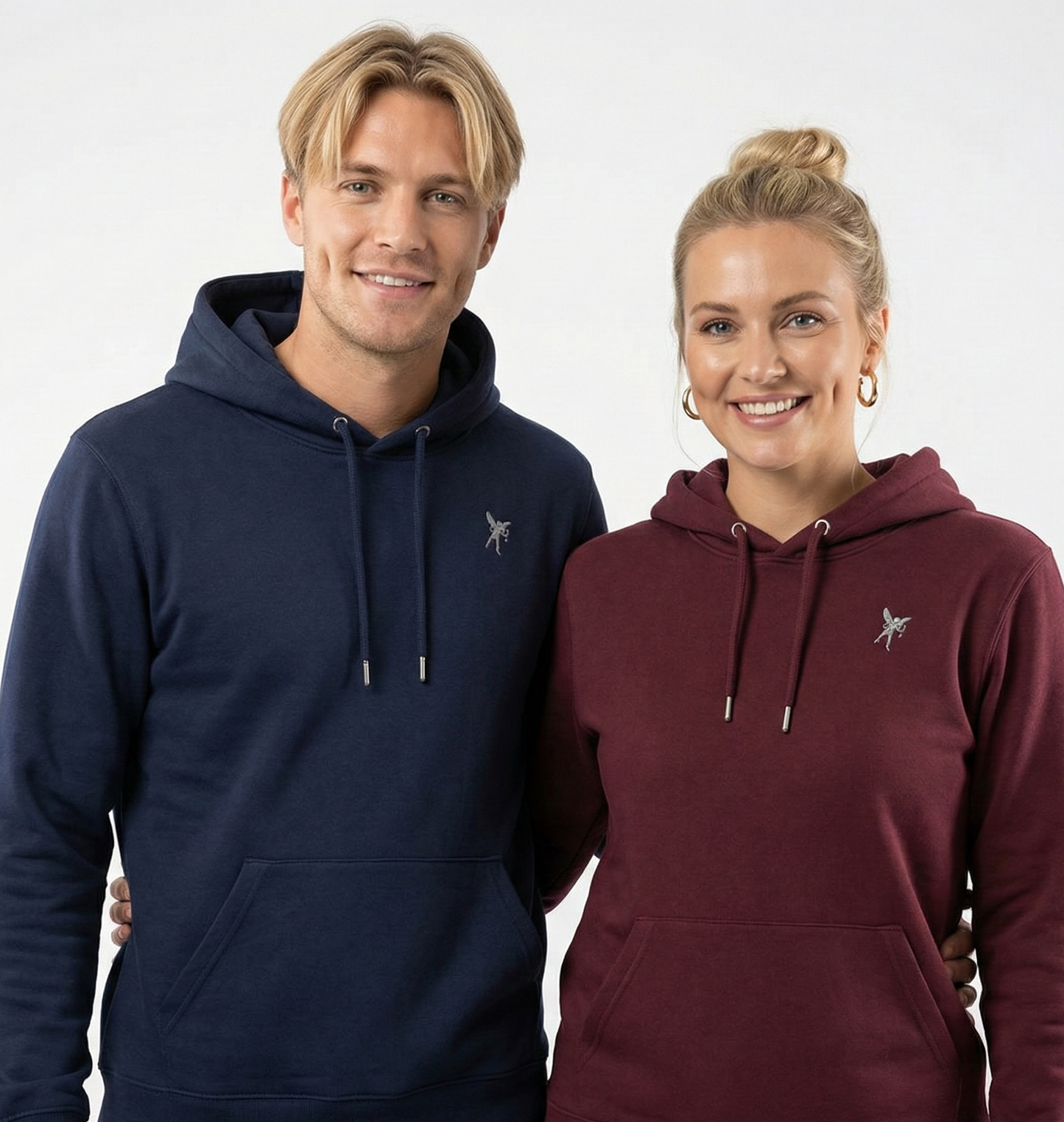 un homme et une femme portent un hoodie unisexe floqué avec un logo représentant les noces d'aluminium