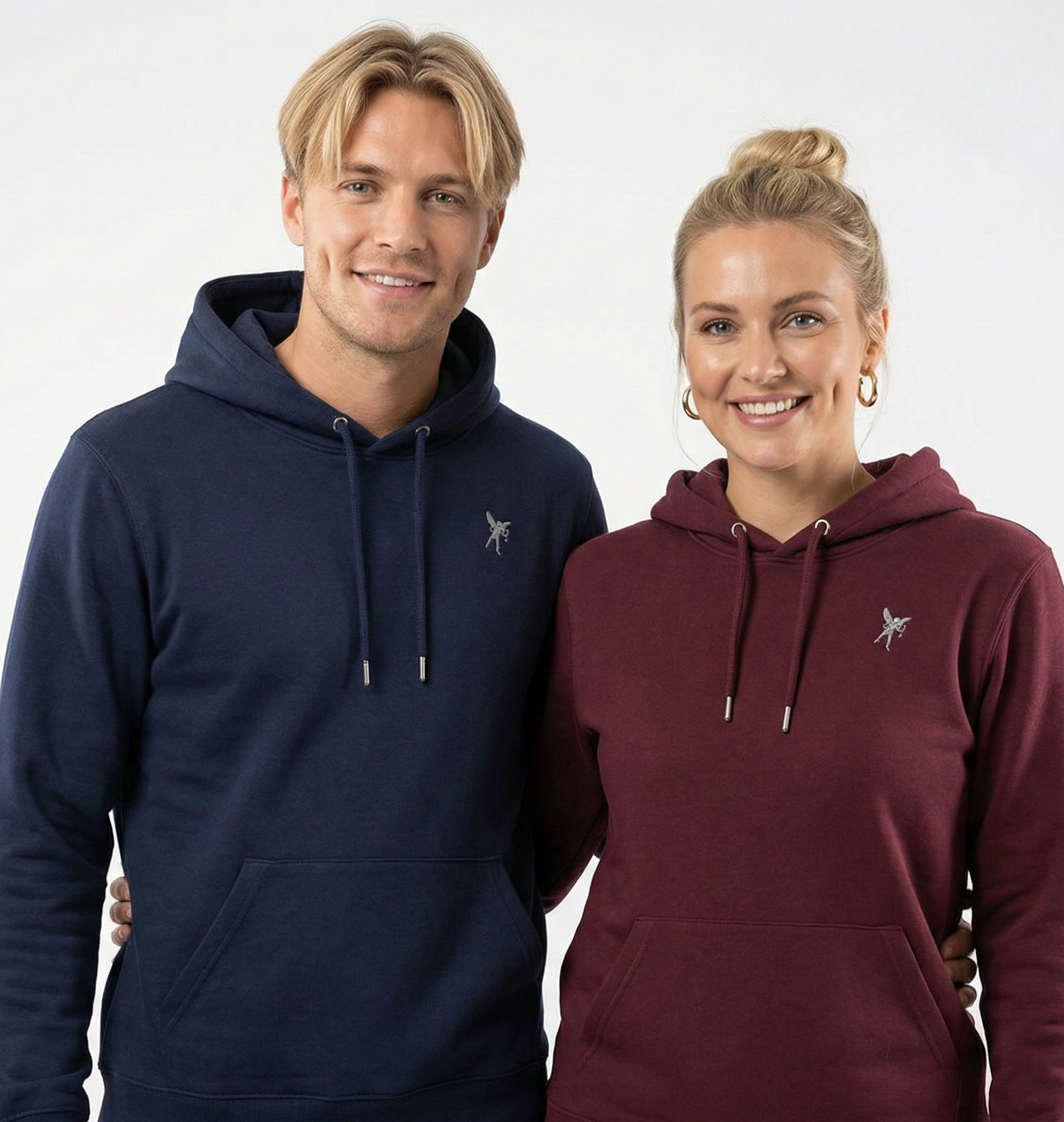 un homme et une femme portent un hoodie unisexe floqué avec un logo représentant les noces d'aluminium