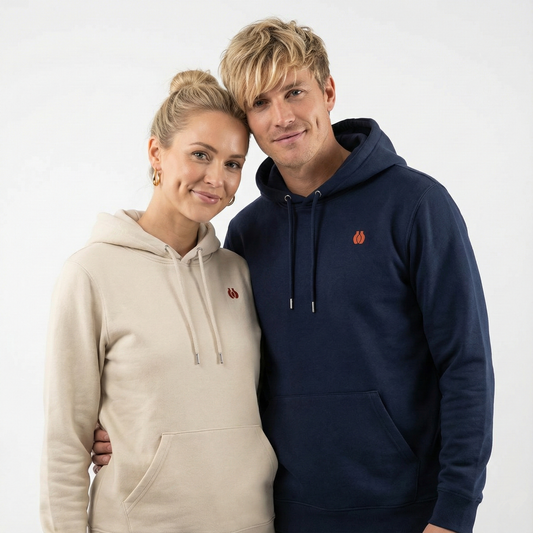 un homme et une femme portent un hoodie unisexe floqué avec un logo représentant les noces d'argile