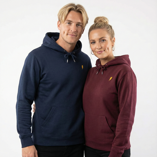 un homme et une femme portent un hoodie unisexe floqué avec un logo représentant les noces d'électricité