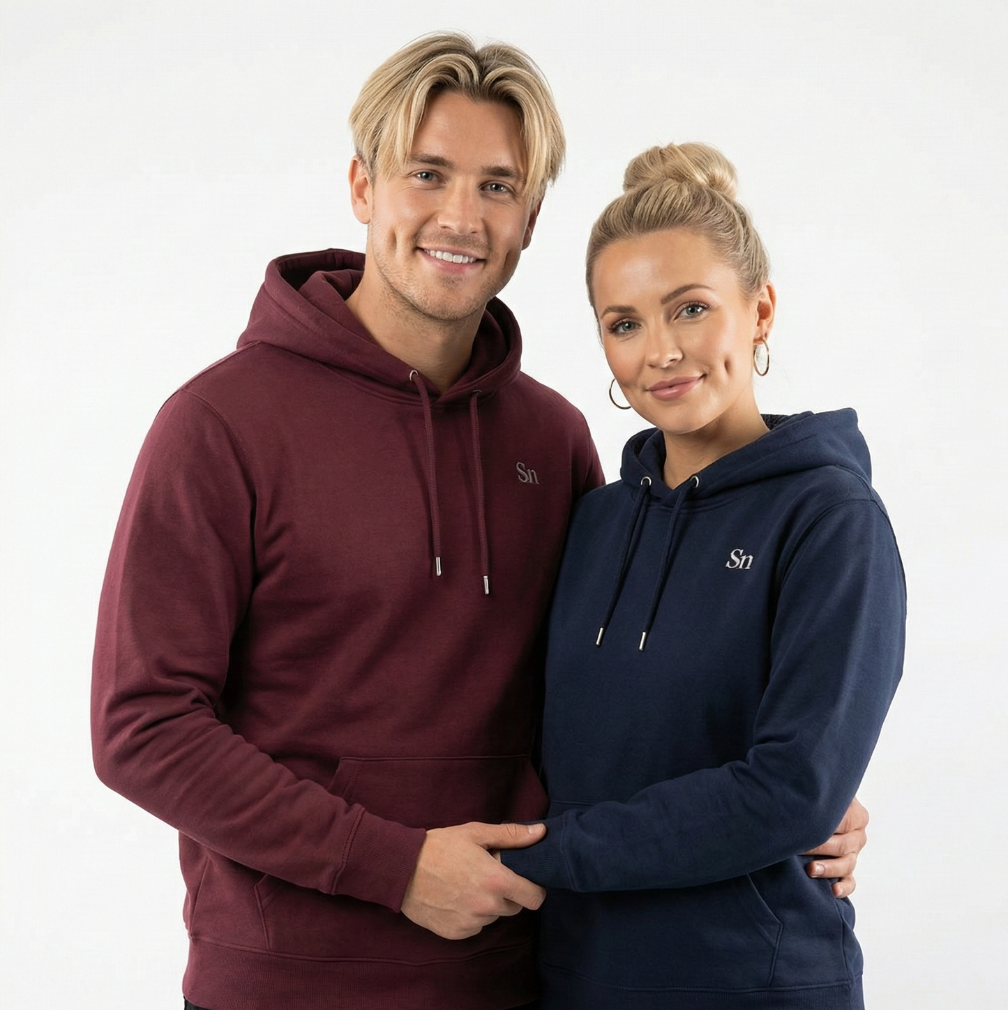 un homme et une femme portent un hoodie unisexe floqué avec un logo représentant les noces d'étain