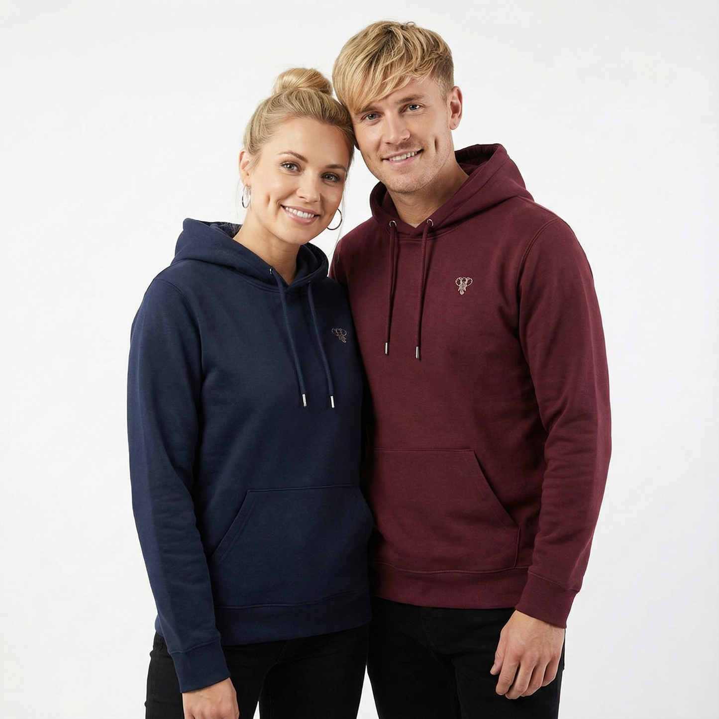 un homme et une femme portent un hoodie unisexe floqué avec un logo représentant les noces d'ivoire