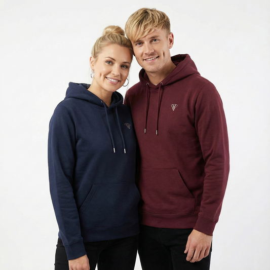 un homme et une femme portent un hoodie unisexe floqué avec un logo représentant les noces d'ivoire