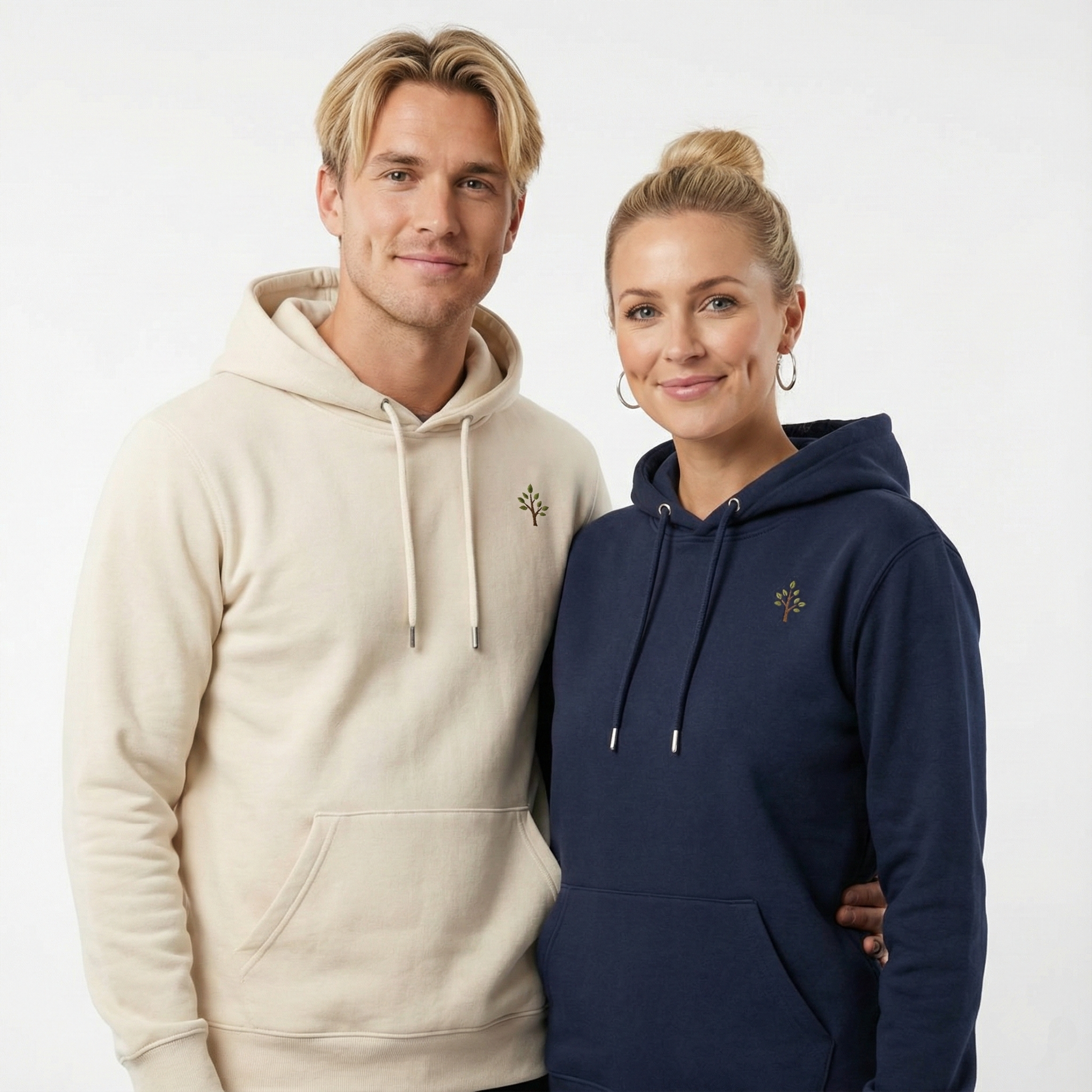 un homme et une femme portent un hoodie unisexe floqué avec un logo représentant les noces de bois