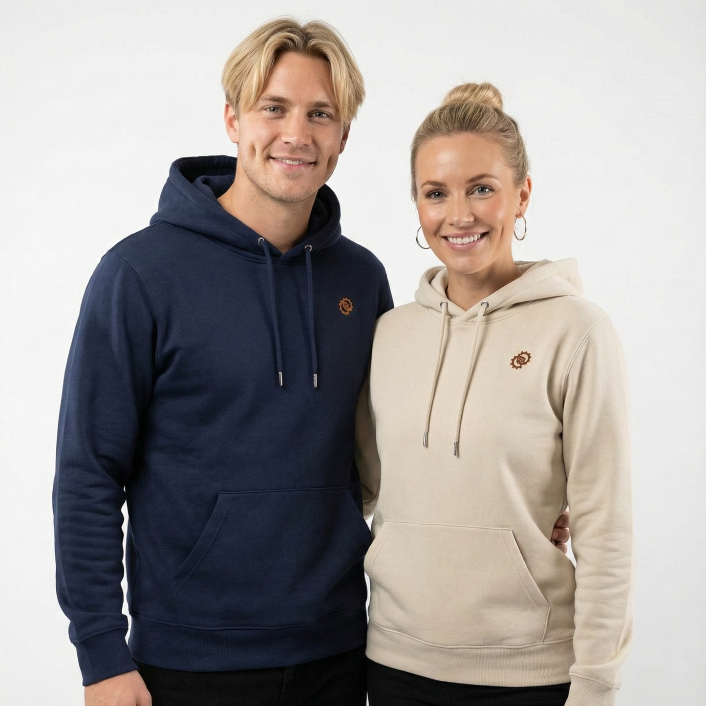 un homme et une femme portent un hoodie unisexe floqué avec un logo représentant les noces de bronze